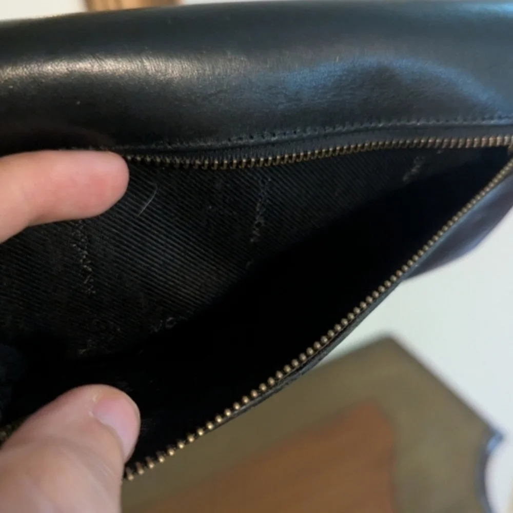 Monsac sleek black